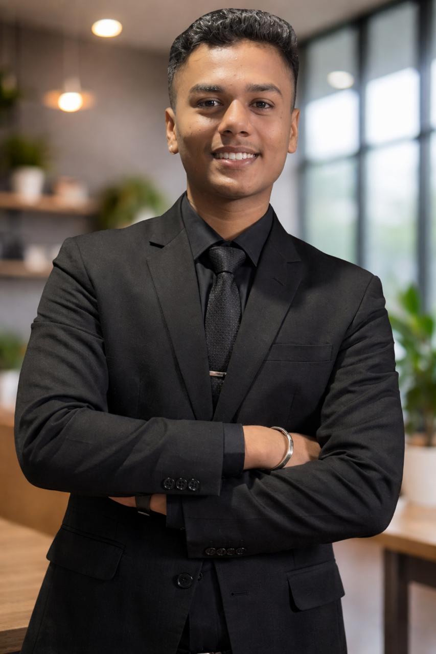 Vraj - Ads and Web Specialist at Cosmiqe Digital